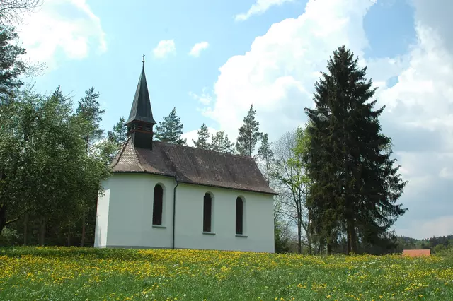 Eine kleine Kirche auf einer grünen Wiese